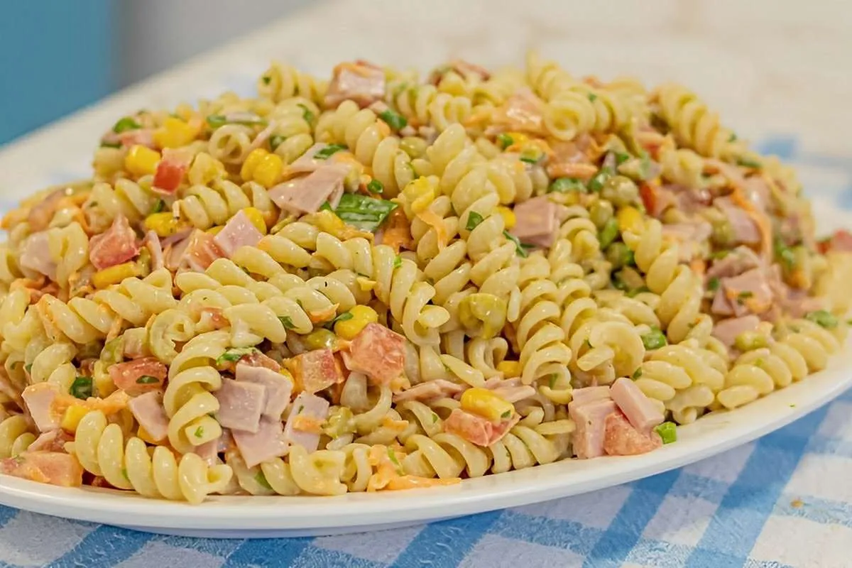 A receita que sempre faz sucesso no churrasco: macarronese ou salada de macarrão com maionese