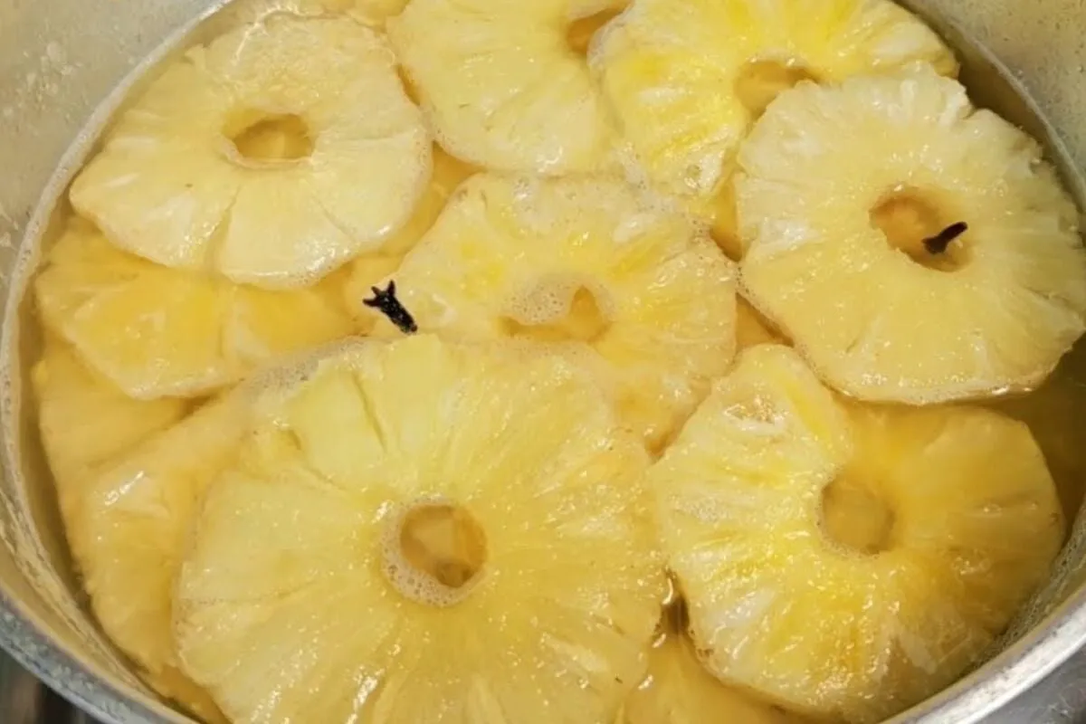 Abacaxi em calda caseiro, que é fácil e rápido, perfeito para saborear puro ou usar em bolos