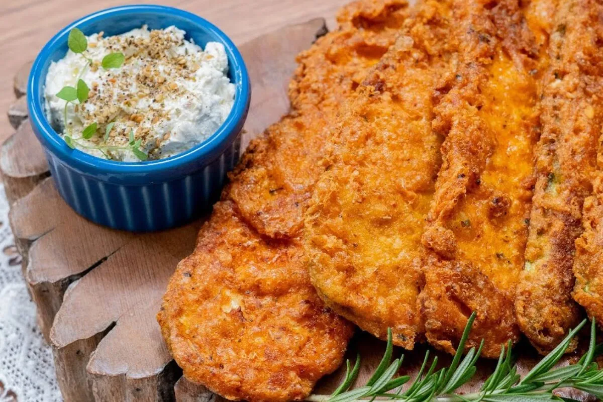 Abobrinha crocante: uma opção deliciosa e muito suculenta para substituir a carne no seu almoço