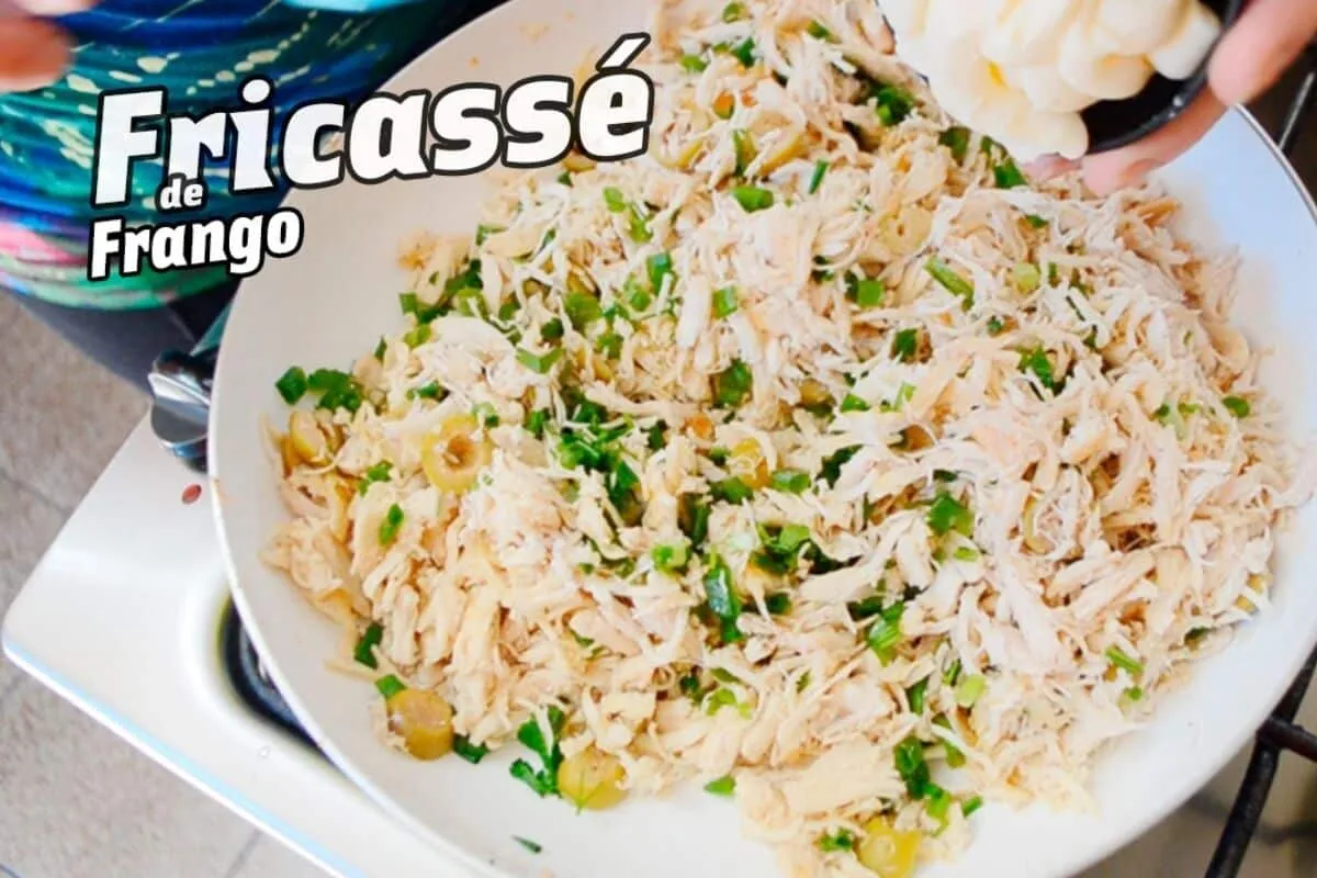 Ainda dá tempo de preparar para o jantar esse fricassê de frango cremoso e fácil de fazer