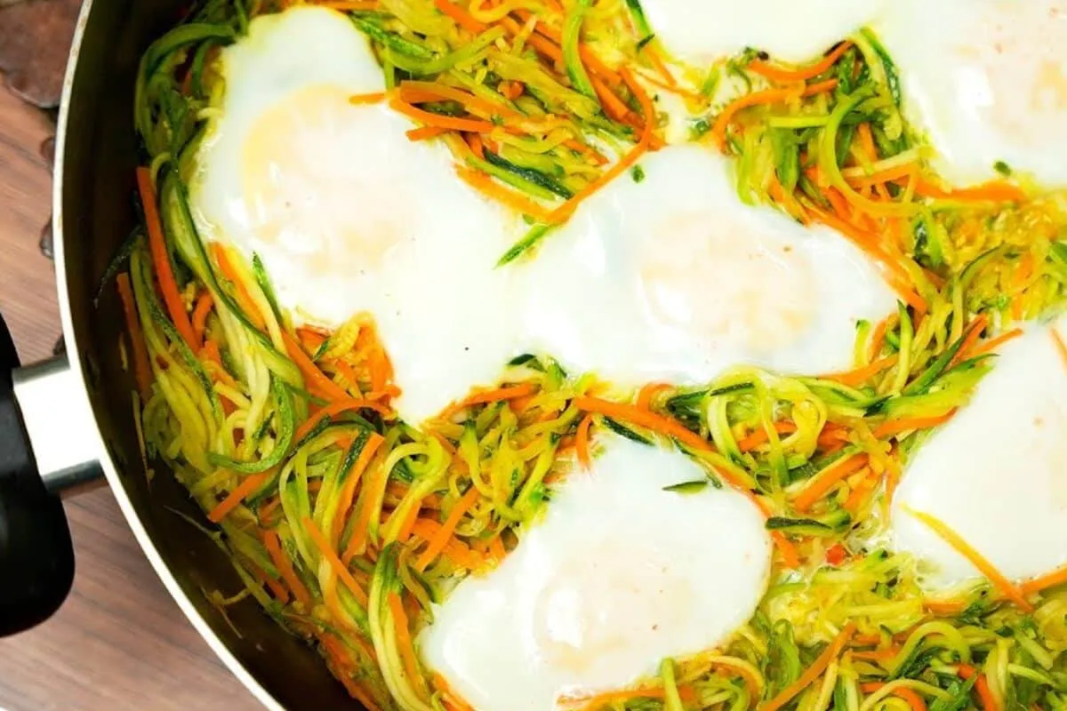 Almoço com ovos e legumes: abobrinha e cenoura refogadas para completar sua refeição