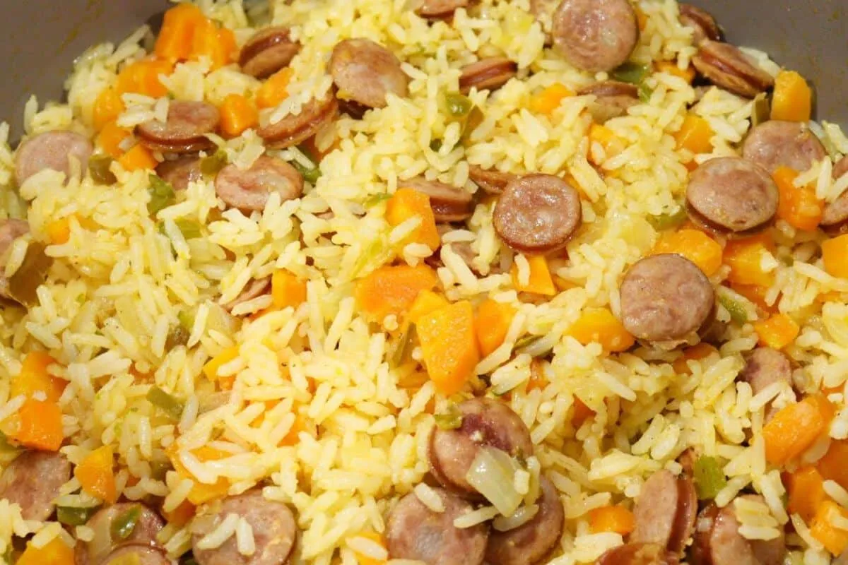 Almoço de 1 panela só, uma receita completa que reúne praticidade e sabor e é perfeita para aqueles dias corridos