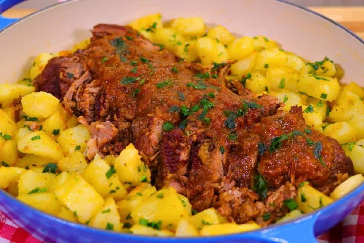 Almoço de natal com carne desfiando e batata que vai ser um arraso