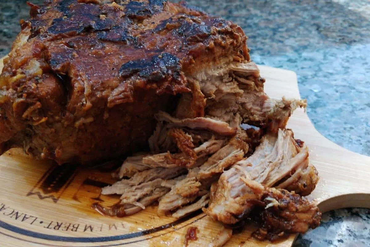 Almoço de natal: pernil assado na panela que fica suculento e desmanchando