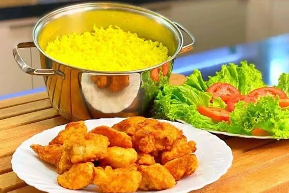 Almoço fácil e completo com um frango frito crocante igual de restaurante