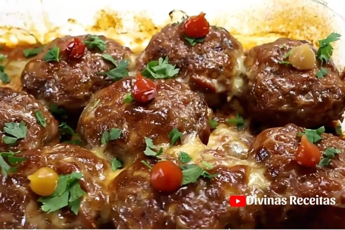 Almôndega de carne moída e batata gratinada, um prato super suculento, macio e saboroso