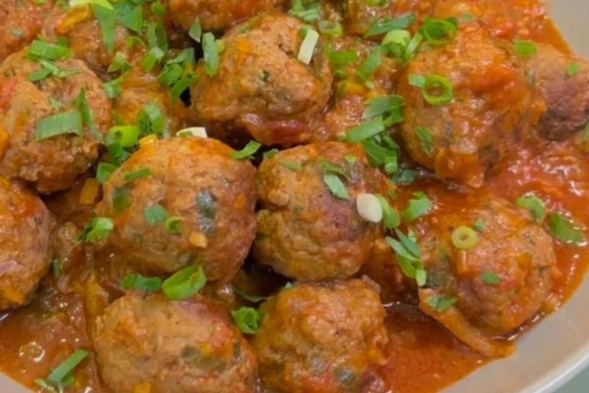 Almôndegas ao molho, uma receita simples e econômica, perfeita para servir com macarrão