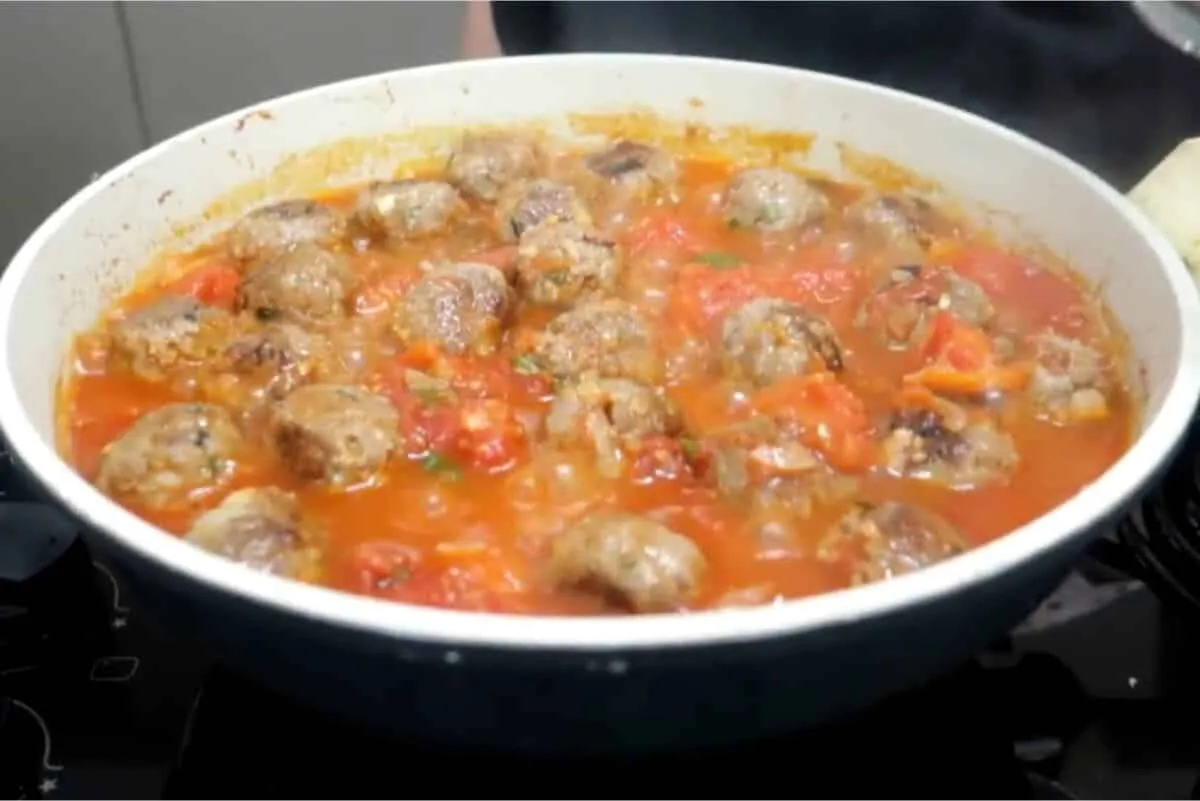 Almôndegas com aveia ao molho de tomate para uma refeição nutritiva e muito prática