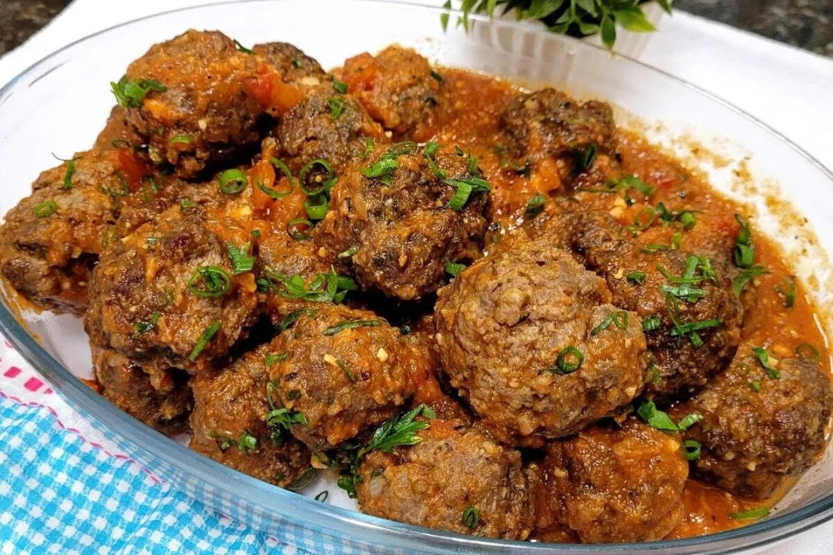 Almôndegas suculentas, feitas de um jeito especial, que ficam macias e com um molho incrível