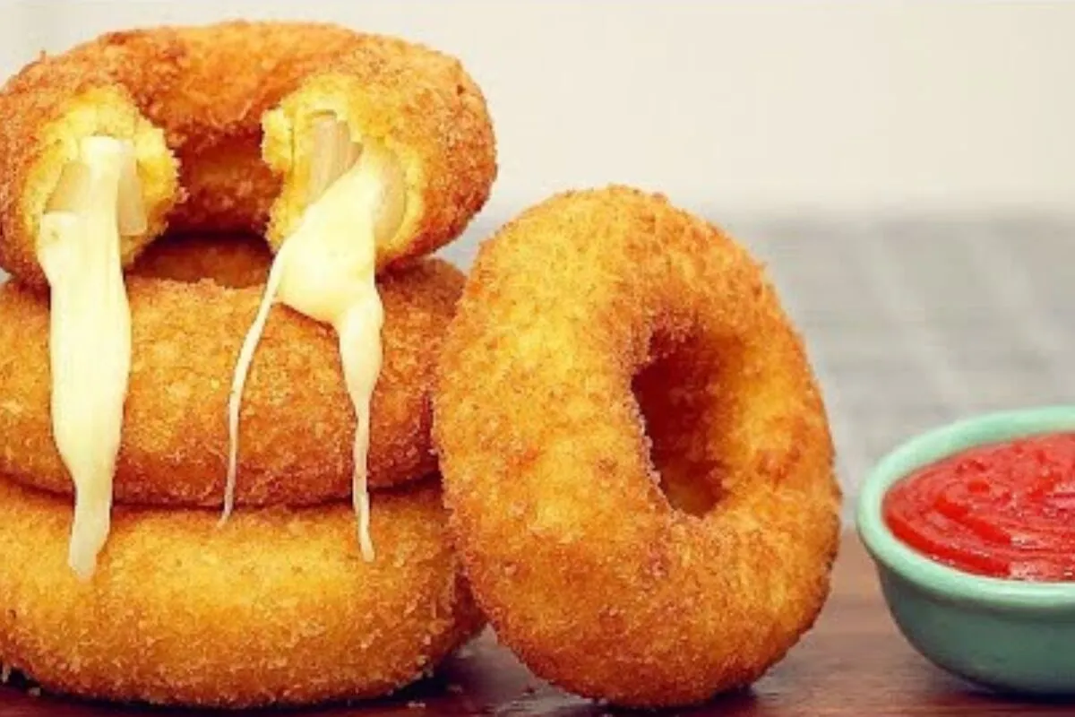 Anéis de cebola recheados com queijo: crocante e sequinha igual de hamburgueria