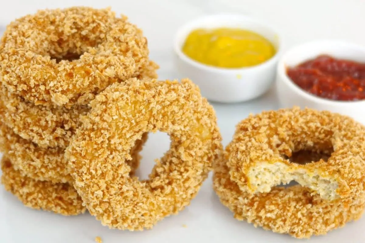 Anéis de frango crocantes: uma receita prática para servir no lanche, almoço ou jantar