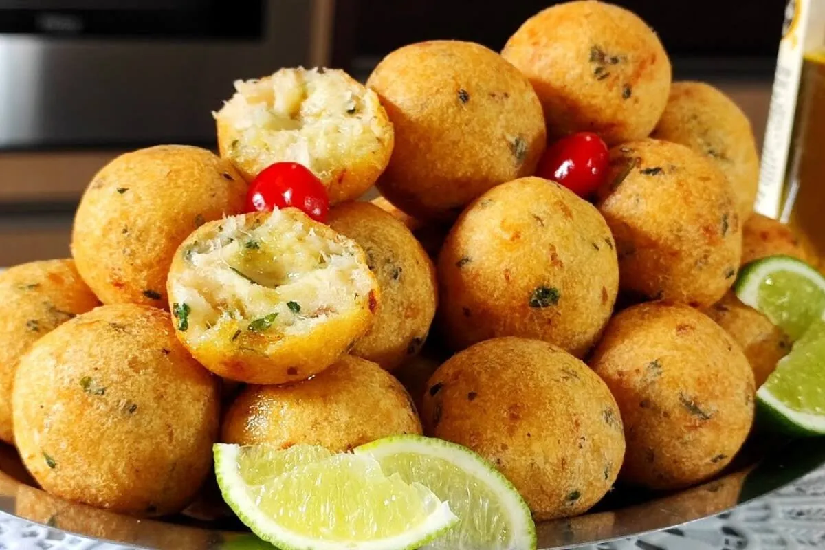 Aprenda a fazer bolinho de bacalhau sequinho por fora e molhadinho por dentro