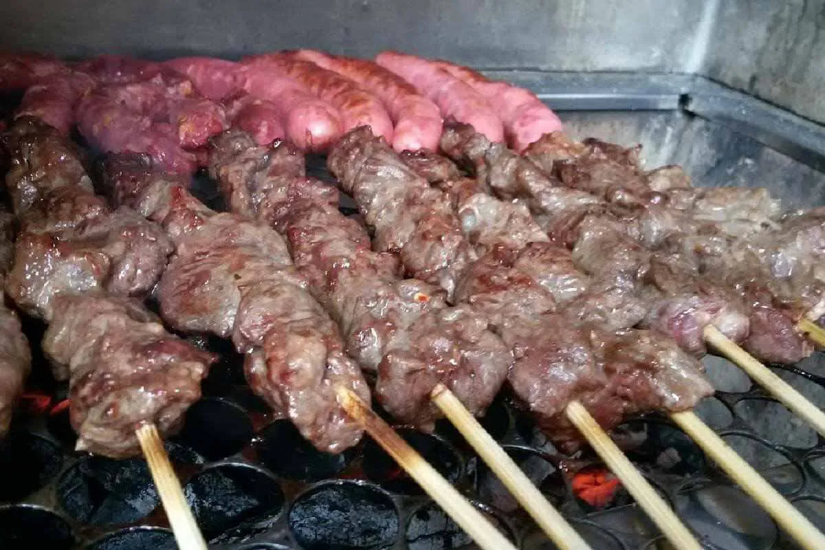 Aprenda a fazer o melhor espetinho de carne sem erro que fica perfeito