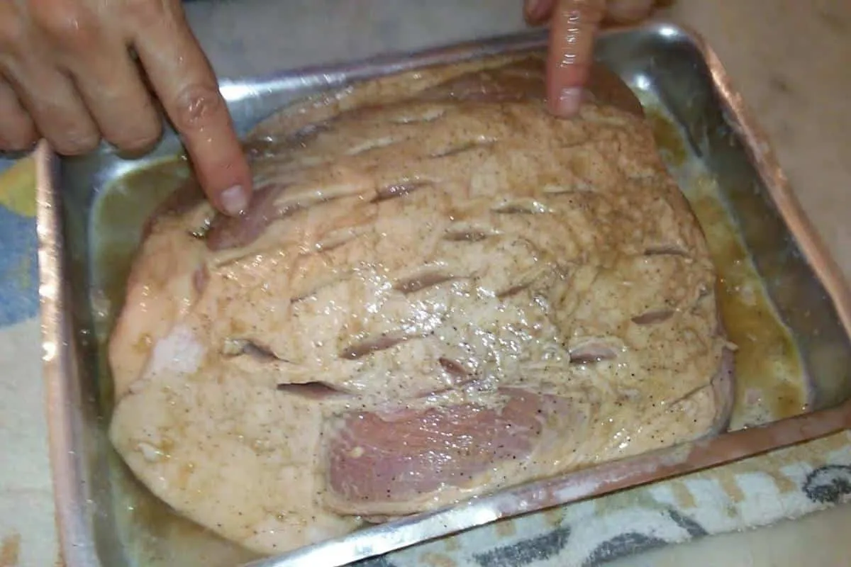 Aprenda a fazer o tempero para pernil ideal para servir nas festas de natal