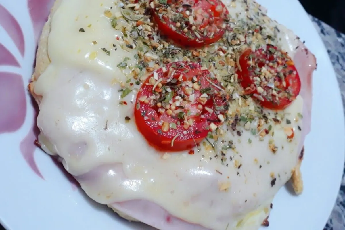 Aprenda a fazer pizza de frigideira fit para substituir o seu jantar de um jeito saudável e rápido, com muito sabor