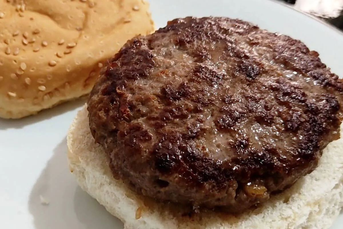 Aprenda a preparar um hamburguer caseiro igualzinho das hamburguerias de verdade