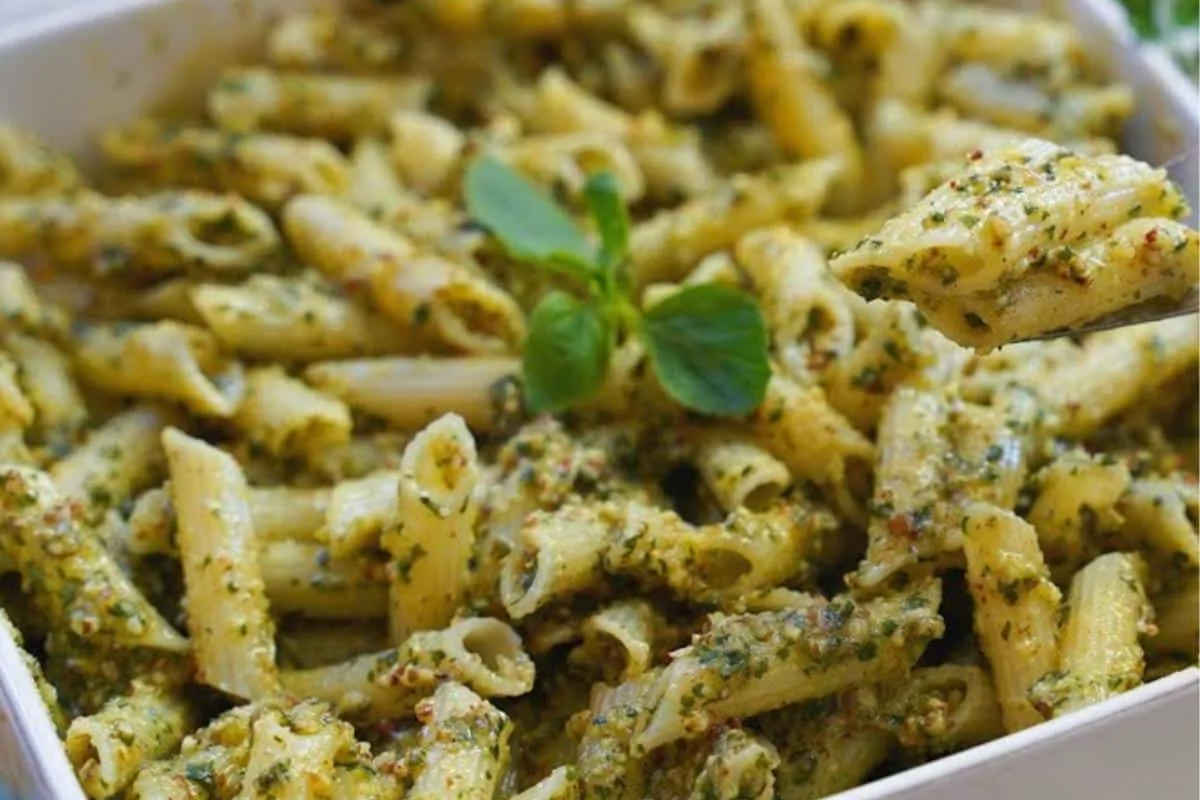 Aprenda com um cozinheiro famoso a fazer um macarrão ao molho pesto chique e delicioso