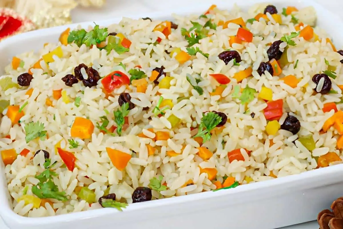 Aprenda como preparar e temperar um arroz à grega que é sucesso em toda ceia de natal