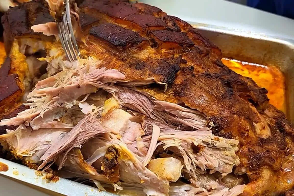 Aprenda hoje a fazer um pernil assado suculento e desmanchando para o almoço de domingo