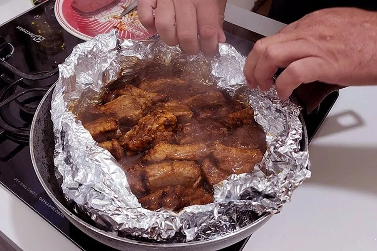 Aprenda um segredo de restaurante para fazer costelinha de porco assada deliciosa e suculenta