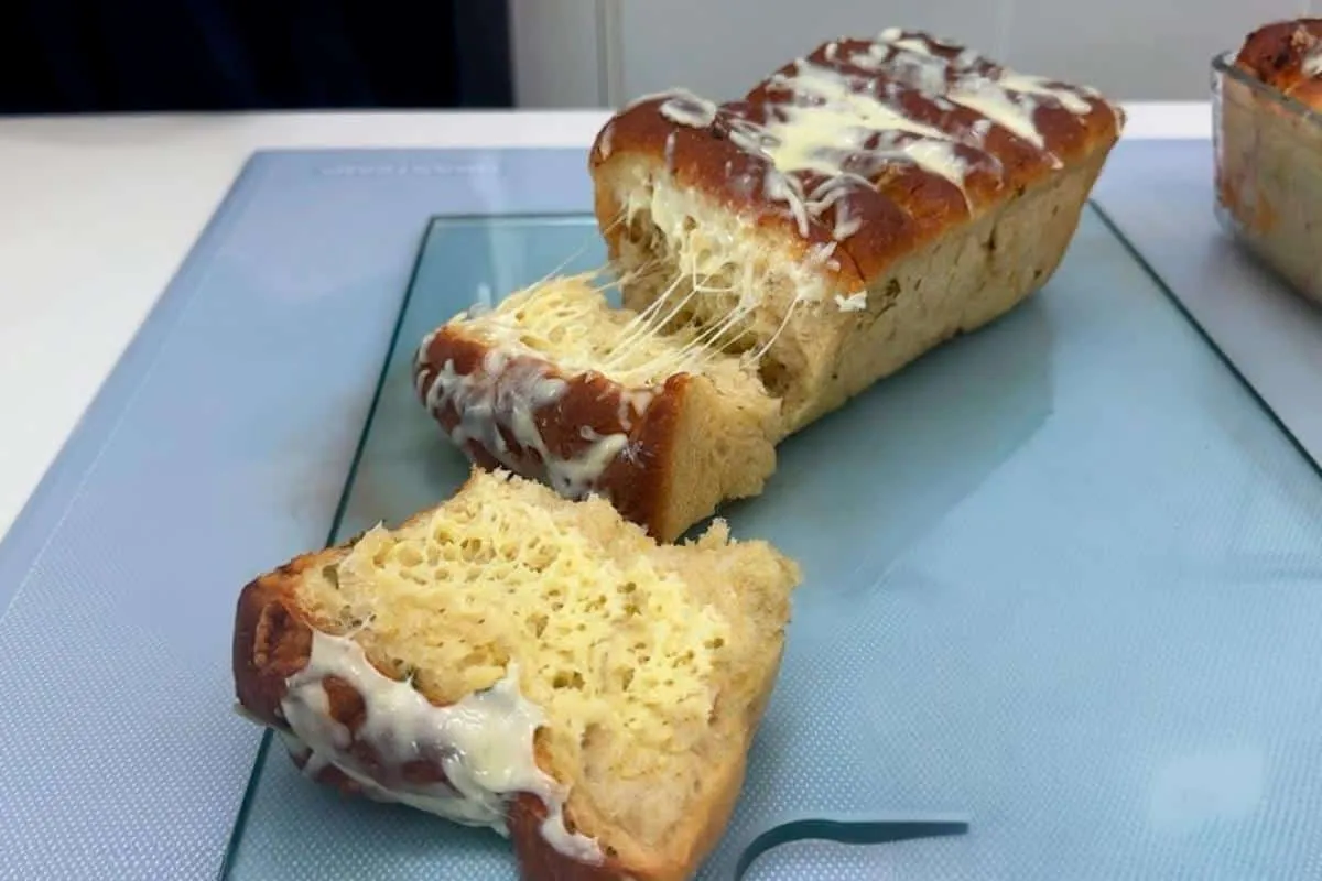 Aprendi a fazer um pão recheado que não vai ovo nem leite e fica delicioso