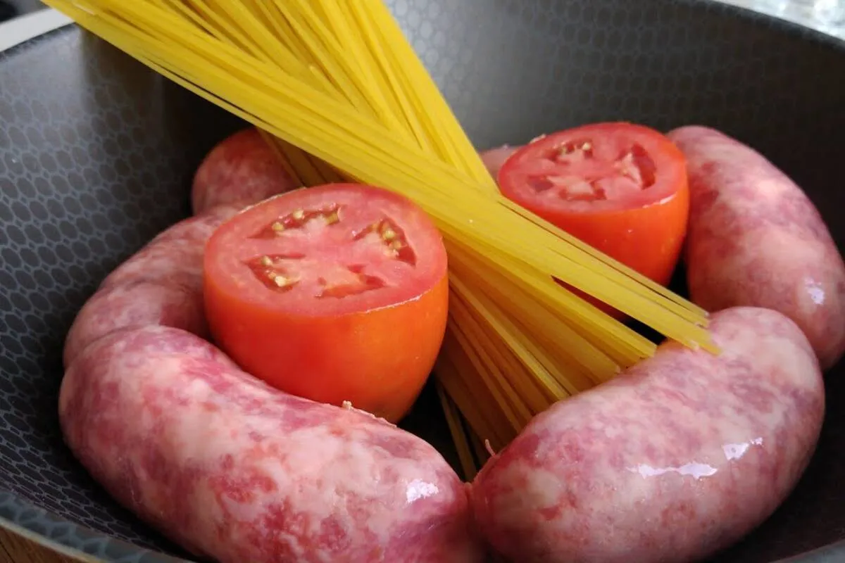 Aprendi a fazer uma macarronada com linguiça fácil e muito saborosa