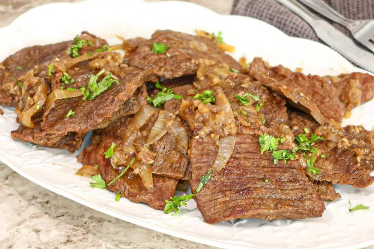 Aprendi a preparar um bife acebolado na panela de pressão que é o melhor de todos