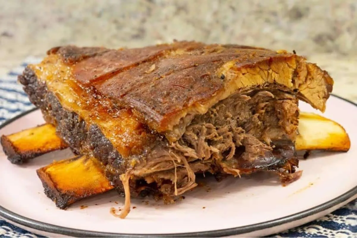 Aprendi uma receita de costela assada no forno que desfia e solta do osso