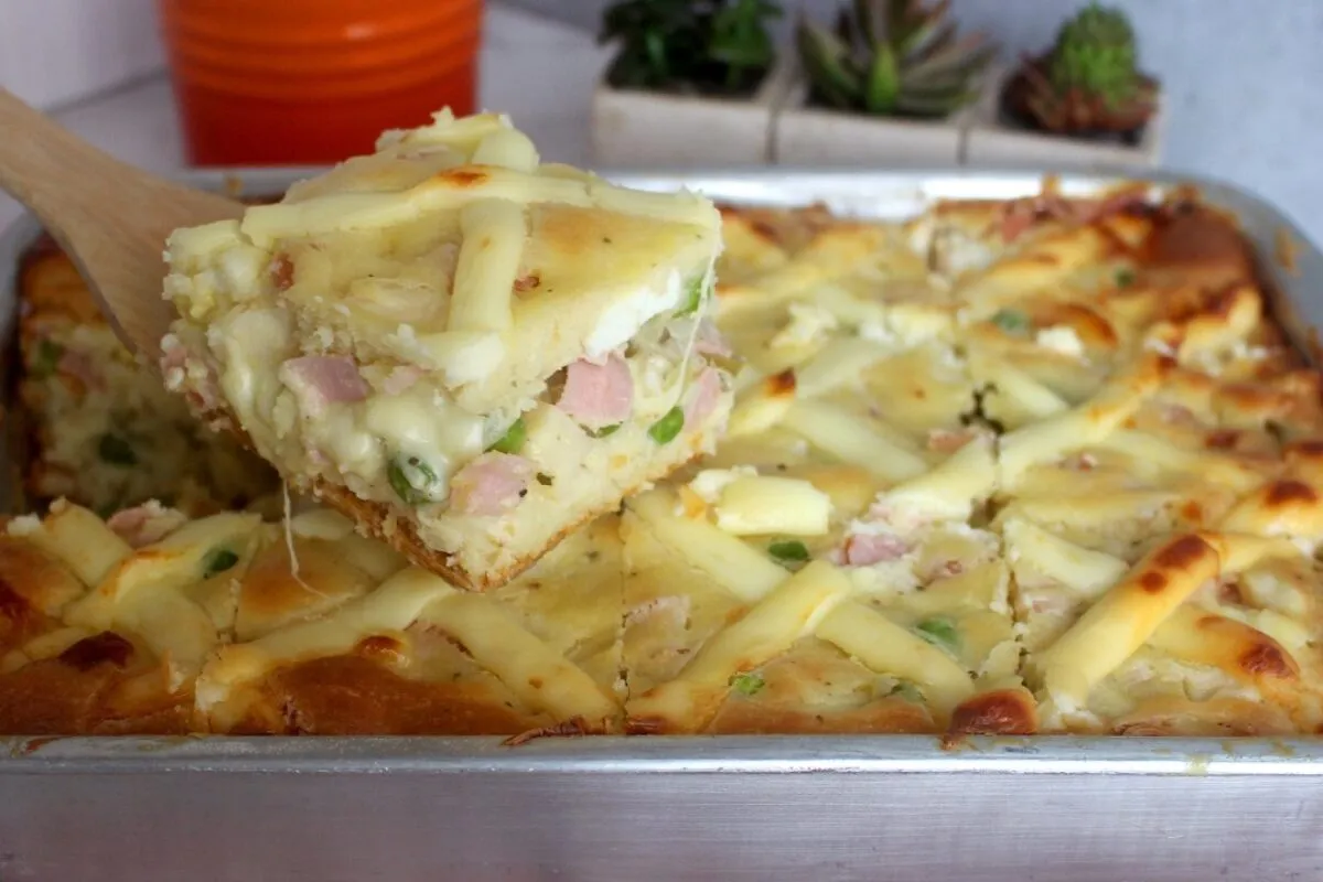 Aqui em casa essa torta portuguesa fácil e deliciosa é o lanche preferido de todos