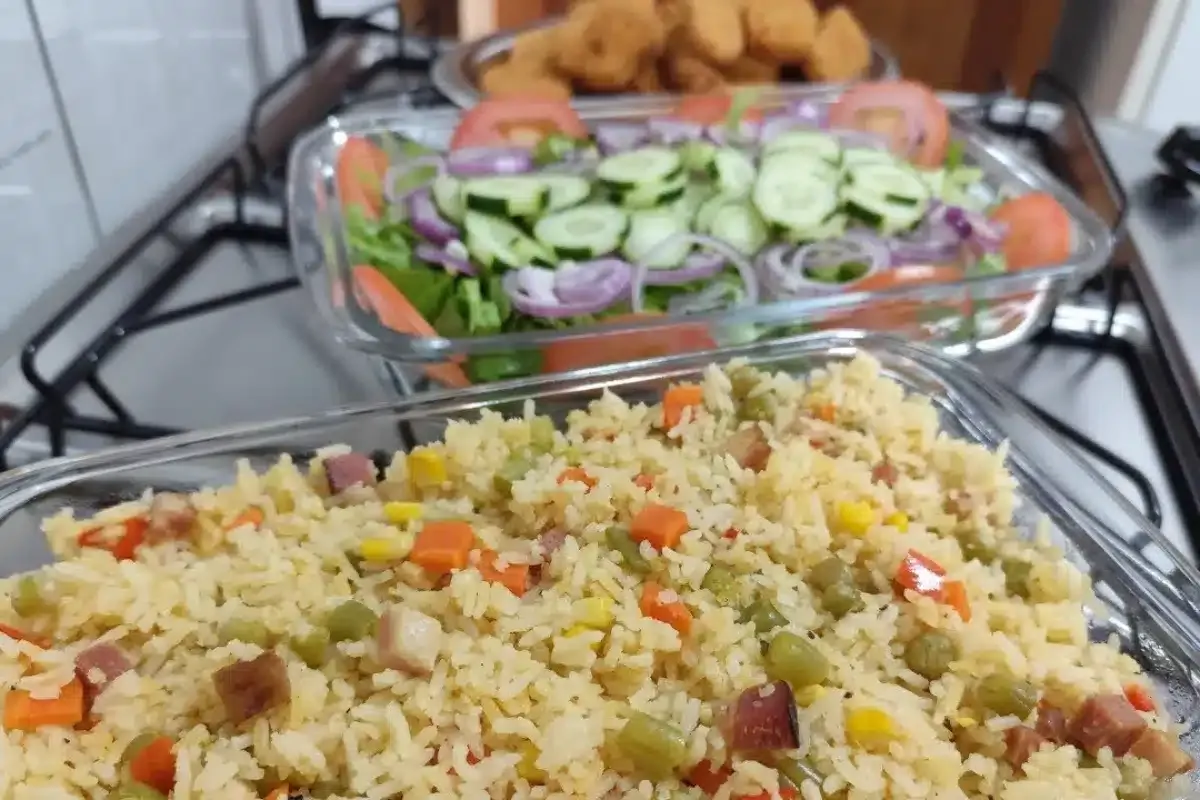 Arroz a grega: o acompanhamento que não pode faltar no seu almoço de Natal e Ano Novo.