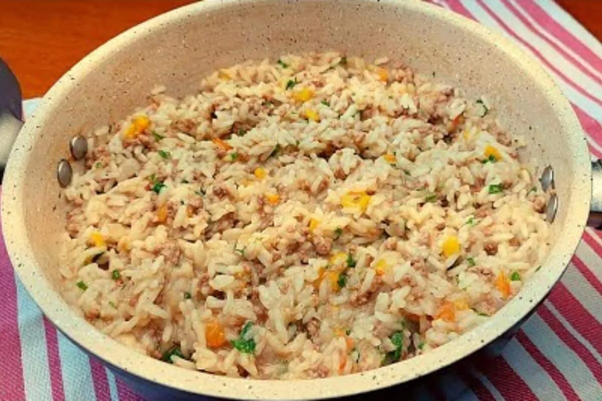 Arroz carreteiro de carne moída bem temperadinho e soltinho, uma refeição completa