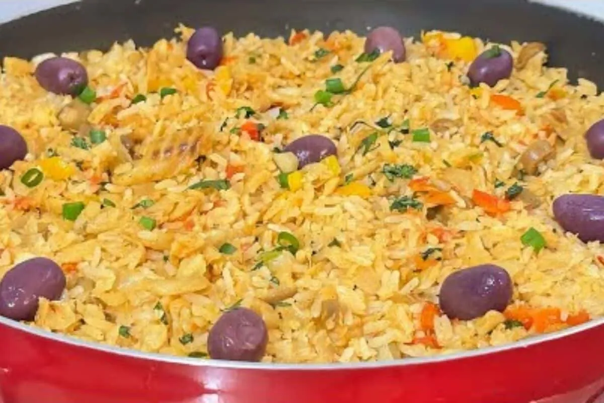 Arroz com bacalhau: o prato completo e delicioso que é ideal para o almoço do domingo de Páscoa.