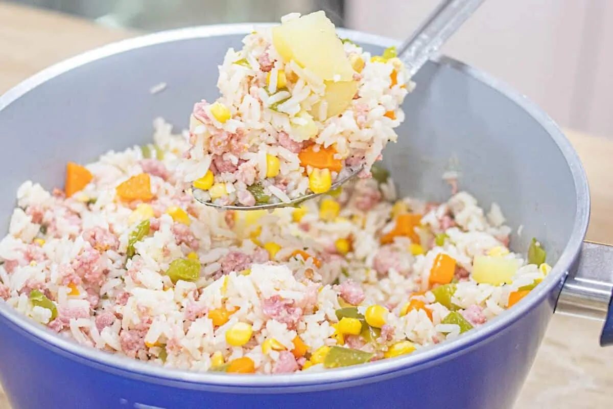 Arroz com linguiça toscana feito em uma única panela para você garantir um almoço rápido, suculento e cheio de sabor para toda a família