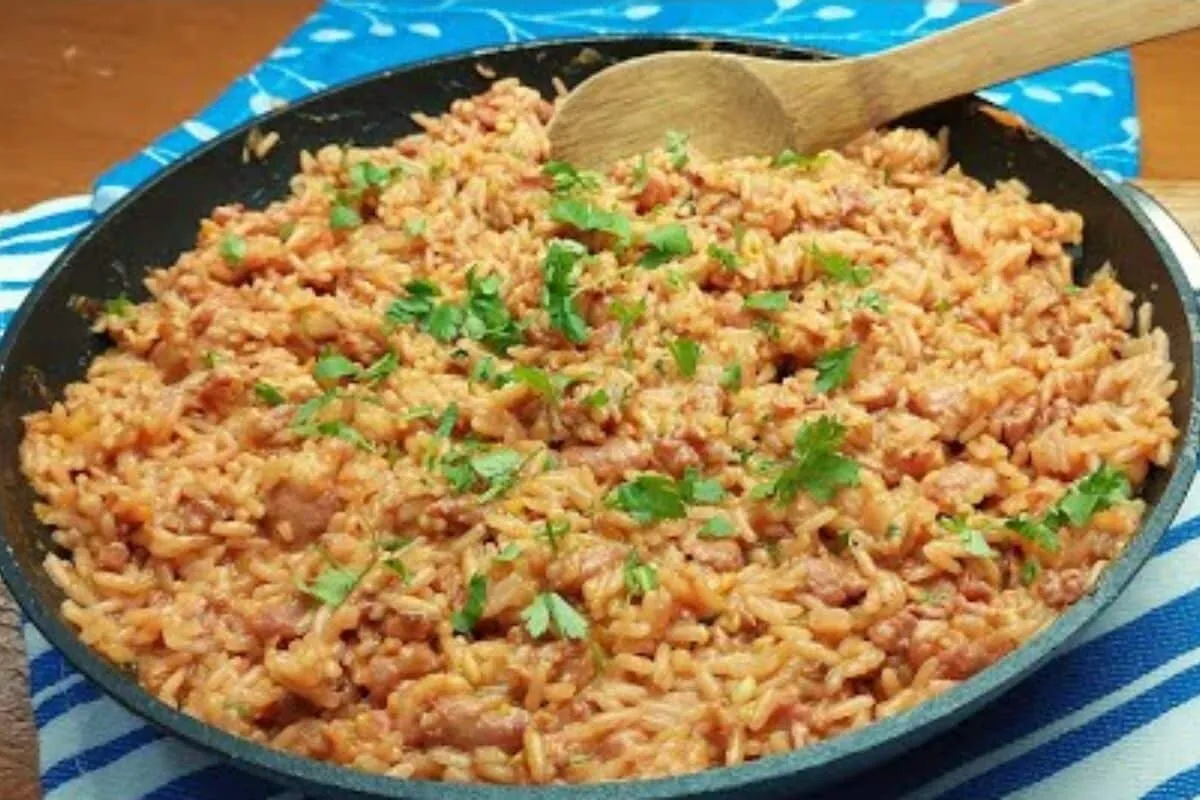 Arroz com linguiça, uma refeição rápida e deliciosa feita em uma só panela para facilitar seu dia a dia