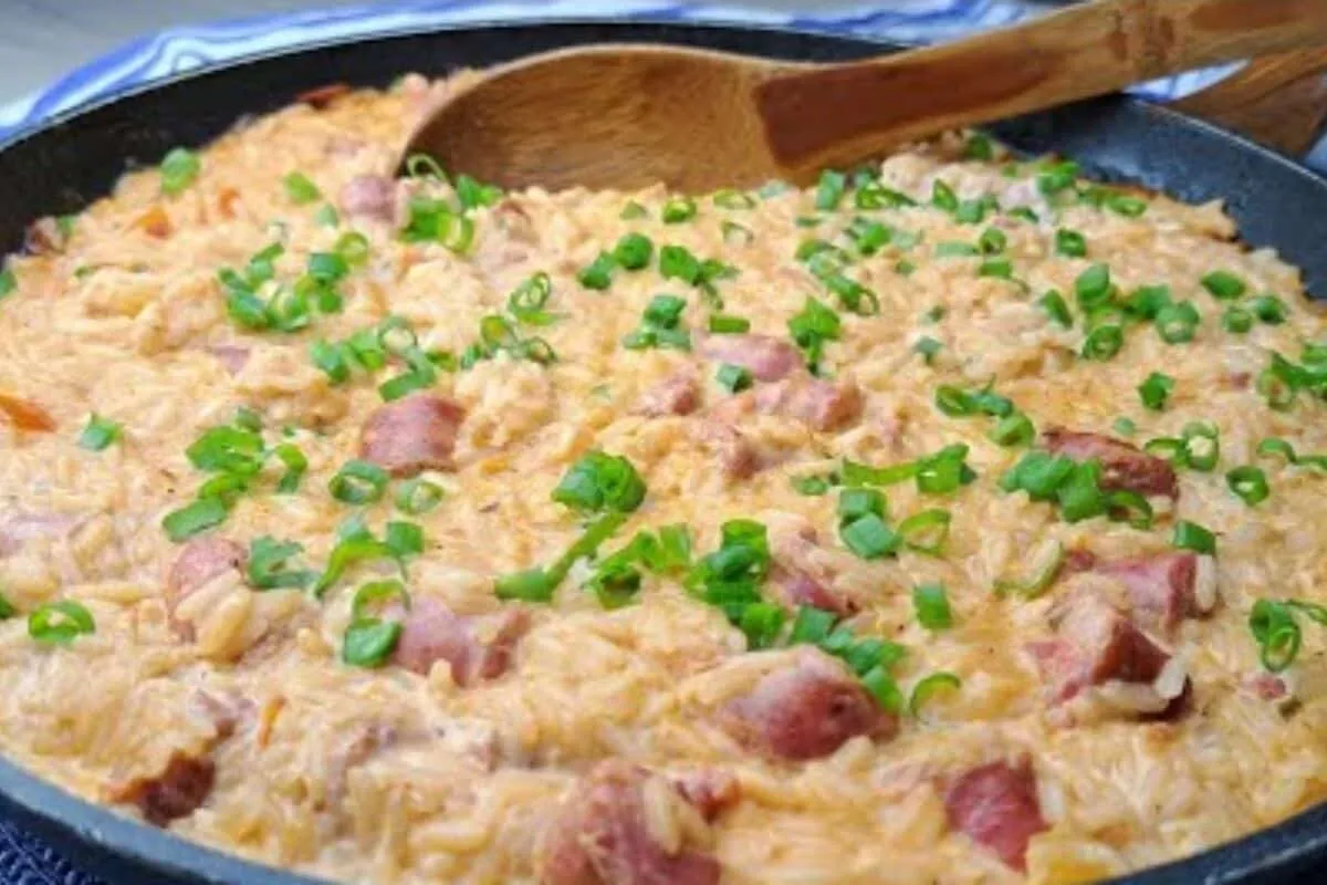 Arroz cremoso com linguiça para uma refeição rápida e saborosa no seu jantar de fim de ano
