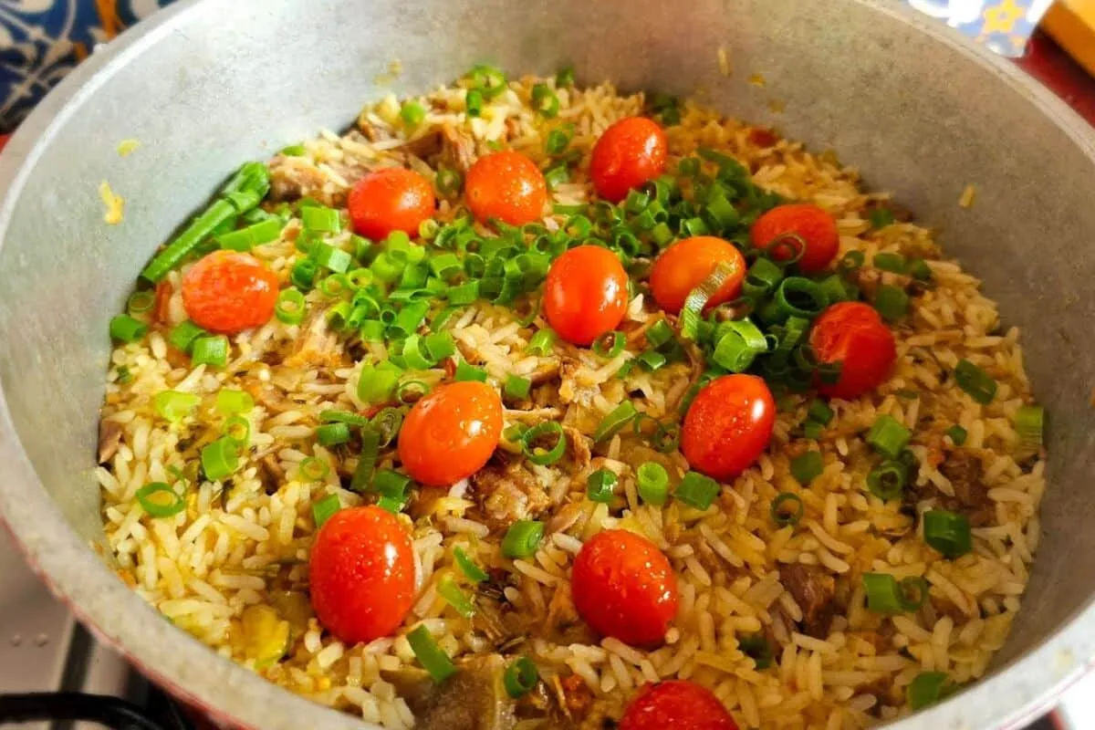 Arroz de costela extremamente saboroso e com preparo fácil para surpreender no almoço em família