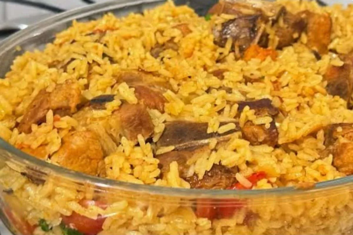 Arroz de costelinha suína, que fica bem saboroso e suculento, perfeito para o almoço da família
