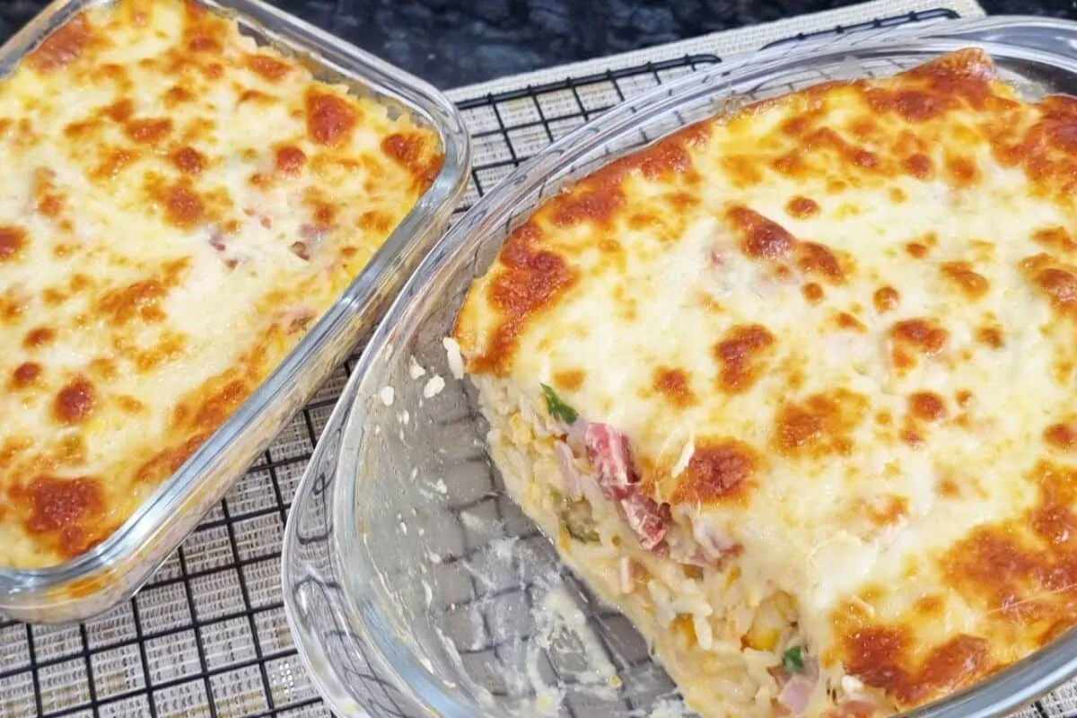 Arroz de forno cremoso, uma solução econômica e muito saborosa para você variar o cardápio