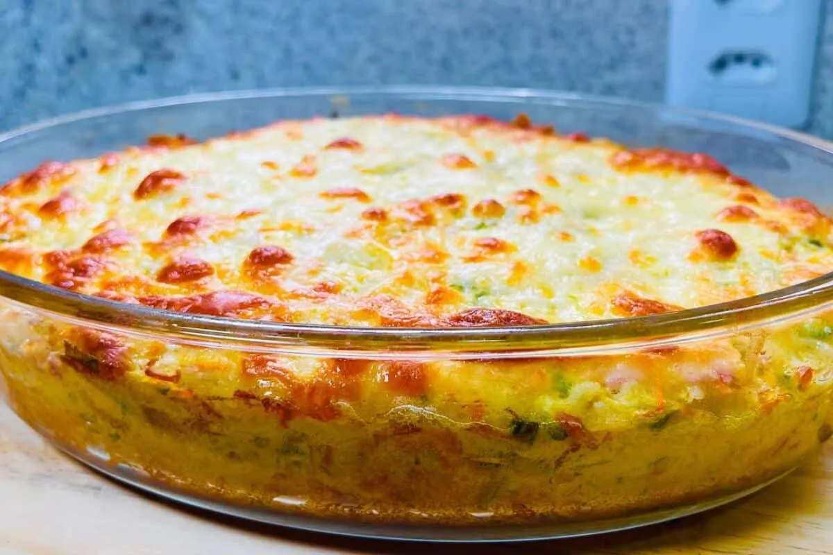 Arroz de forno delicioso feito com sobras da geladeira para facilitar seu almoço de ano novo