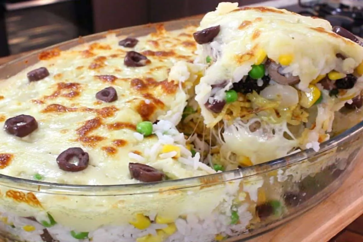 Arroz de forno: transforme o seu arroz branco num prato completo e gratinado que fica delicioso