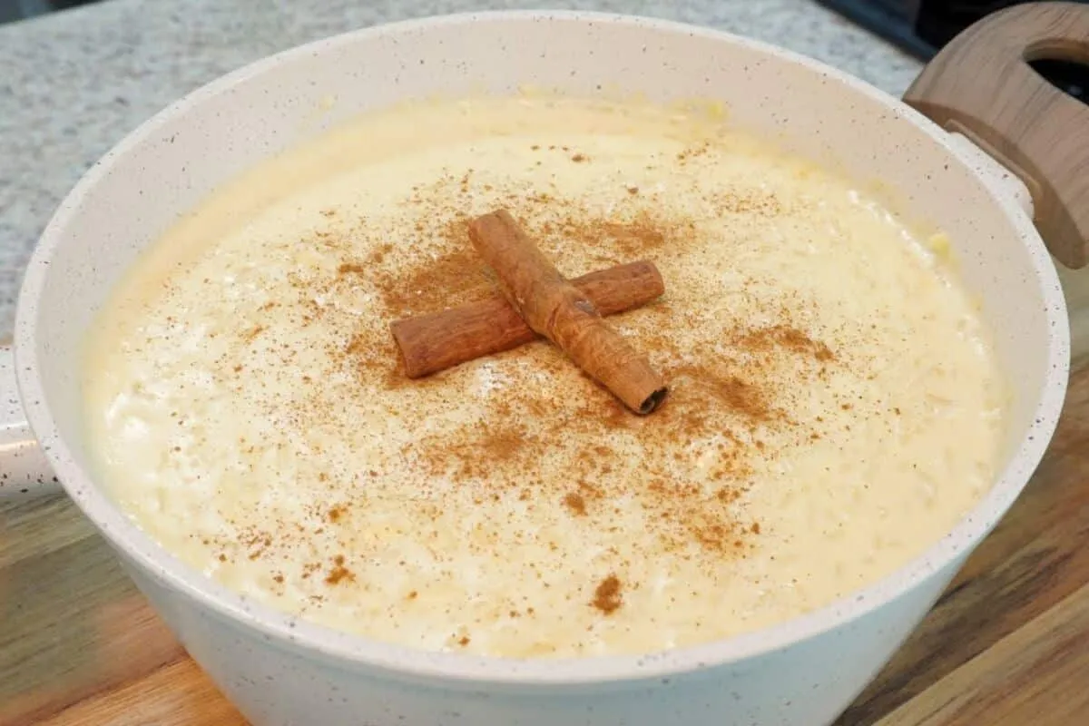 Arroz doce cremoso, um doce tradicional com aquele gostinho de comida de vó que a gente ama