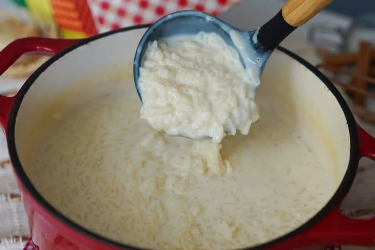 Arroz doce tradicional super cremoso e muito fácil de fazer para o seu café da tarde