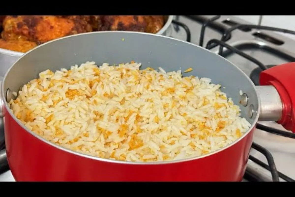 Arroz frito com alho bem soltinho e aromático para você dar um toque de restaurante naquela sobra de arroz de um jeito muito fácil