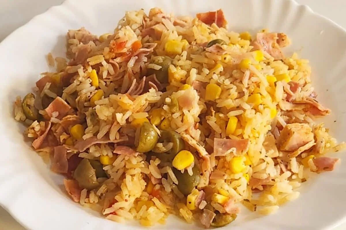 Arroz recheado: aprenda a fazer a receita mais fácil e rápida do mundo em uma panela só