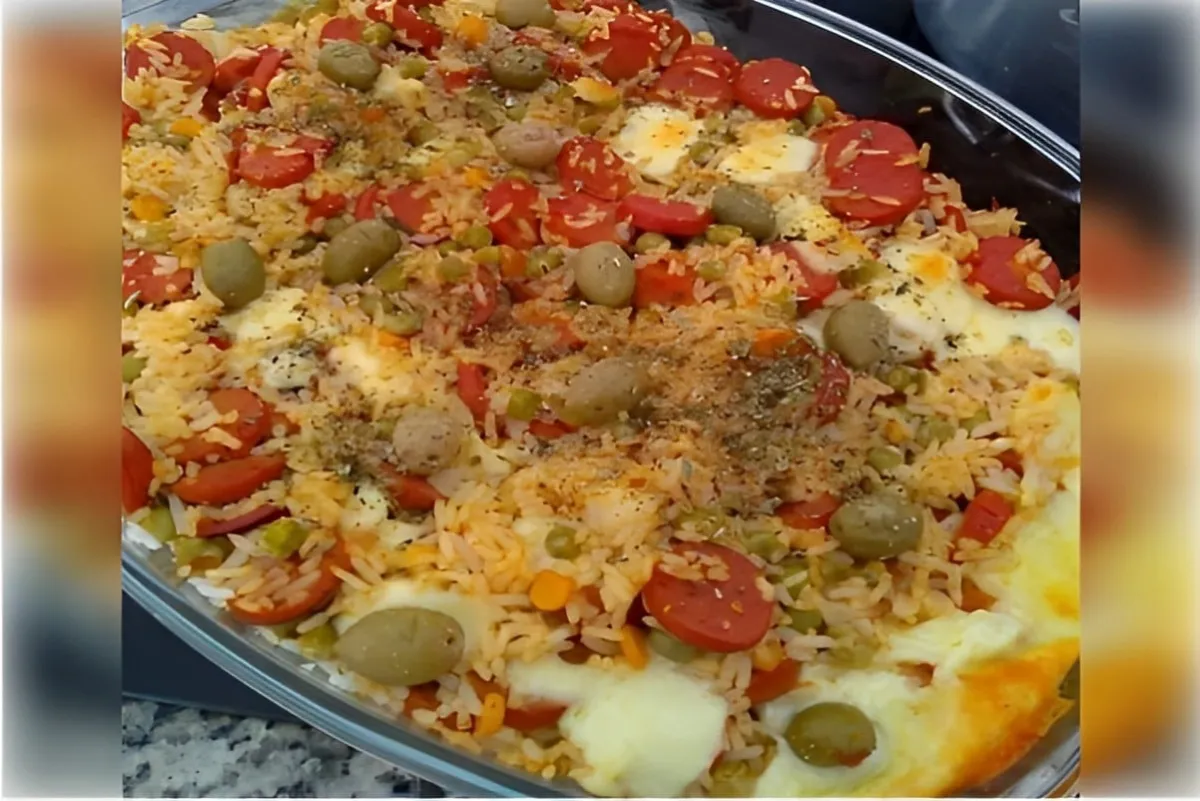 Arroz temperado recheado com azeitona ovo e salsicha uma delícia para qualquer dia