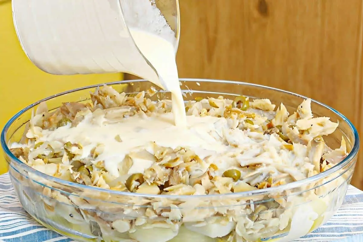 Bacalhau com molho branco um prato de natal delicioso para seu almoço do dia 25