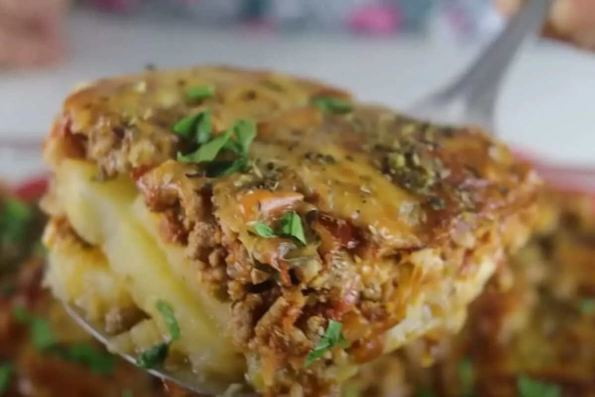 Batata de forno com carne moída que vai surpreender sua família no almoço