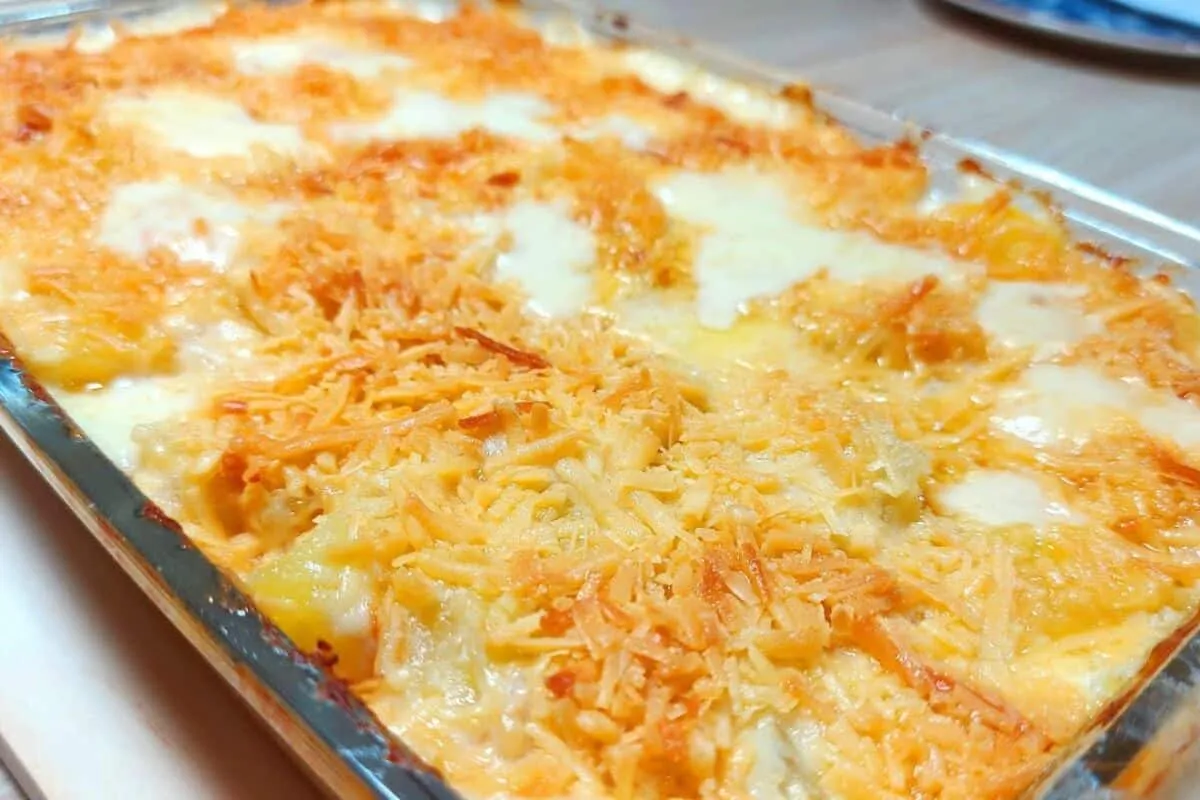 Batata gratinada ao forno com muito queijo, um acompanhamento cremoso incrível