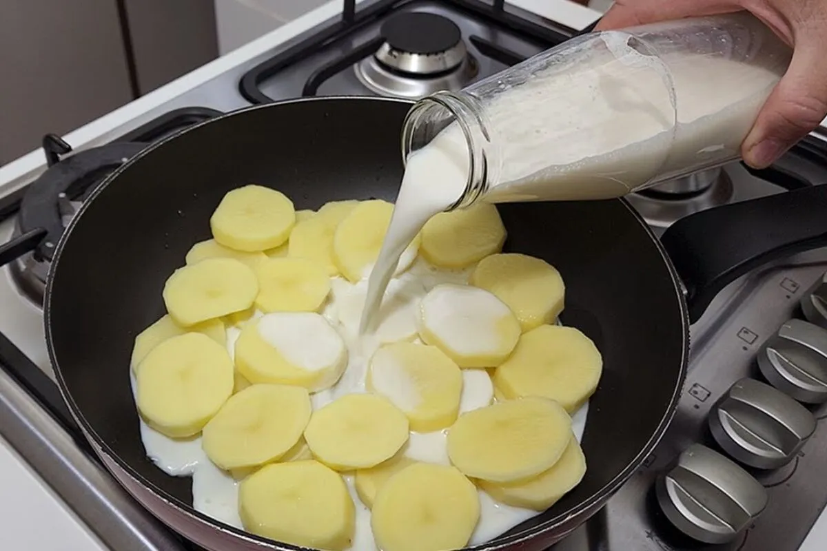 Batata gratinada deliciosa, que fica suculenta, cheia de queijo e combina com qualquer carne