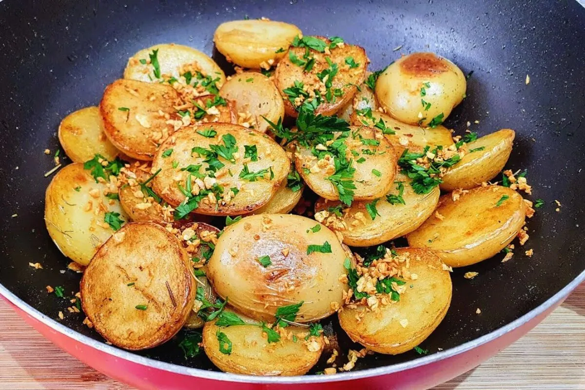 Batata sauté crocante: aprenda o segredo para deixar as batatas douradinhas por fora e macias por dentro